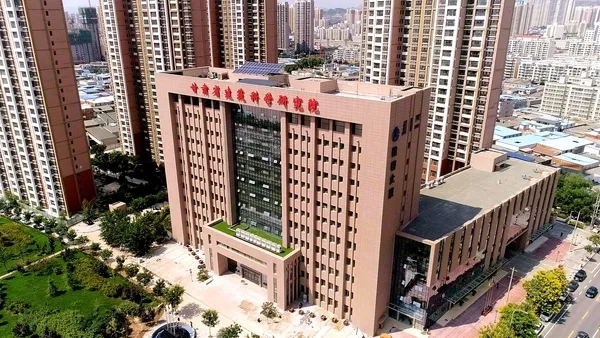 甘肅省建筑科學(xué)研究院（集團(tuán)）有限公司，成立于1973年，是甘肅省領(lǐng)先從事建筑科學(xué)研究和科技研發(fā)的綜合性咨詢(xún)與技術(shù)服務(wù)機(jī)構(gòu)，是國(guó)家高新技術(shù)企業(yè)、全國(guó)用戶(hù)滿(mǎn)意標(biāo)桿企業(yè)、甘肅省科技創(chuàng)新型企業(yè)。