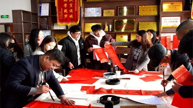 “筆墨傳情迎蛇年，春聯(lián)送福暖人心”——甘肅建科院工會(huì)開(kāi)展春節(jié)送福送春聯(lián)活動(dòng)
