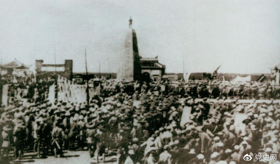 　　1931年6月，紅七軍到達(dá)中央革命根據(jù)地江西興國縣，編入彭德懷率領(lǐng)的紅三軍團(tuán)。圖為當(dāng)時會師的情形。