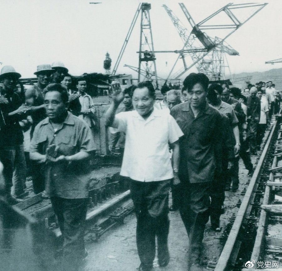 1980年7月12日，鄧小平到葛洲壩水利樞紐工程視察。