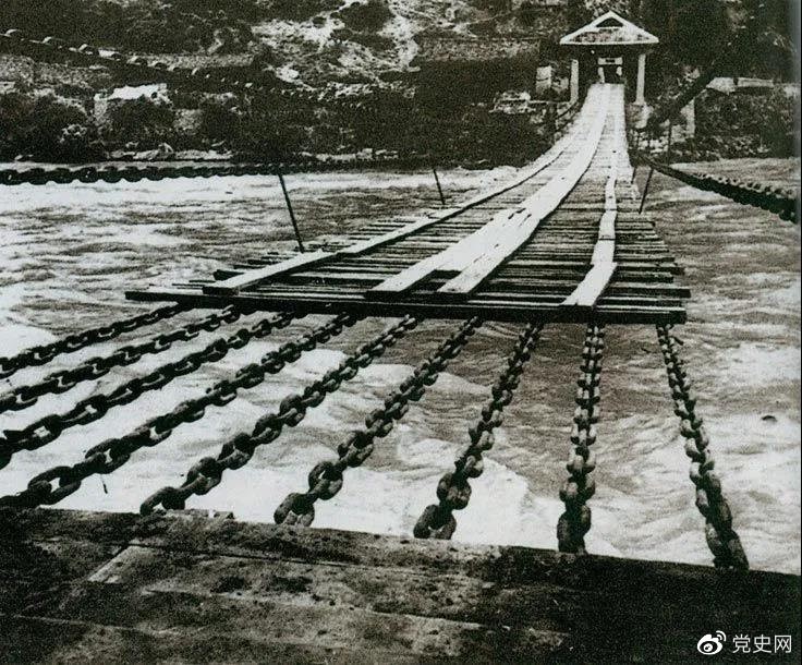 　　1935年5月29日，中央紅軍左縱隊先頭部隊在瀘定橋西頭發(fā)起奪橋戰(zhàn)斗，勝利搶占大橋。圖為瀘定橋。
