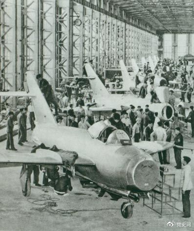 　　1956年7月19日，國產(chǎn)第一架噴氣式戰(zhàn)斗機在沈陽首次試飛成功，標志著中國具備了獨立研制空軍武器裝備的能力。圖為國產(chǎn)第一批噴氣式飛機即將出廠。