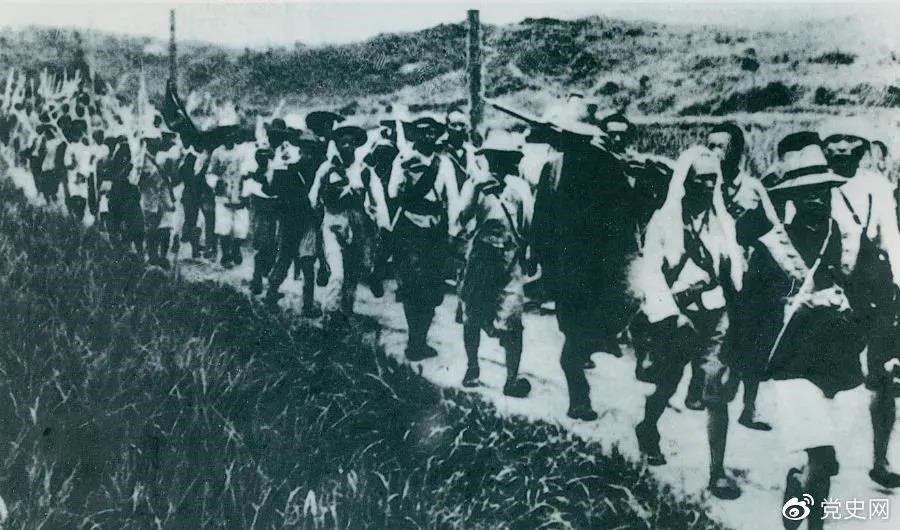 　　1931年5月16日至31日，紅一方面軍在毛澤東、朱德指揮下，連續(xù)打了5個勝仗，殲敵3萬余人，繳槍2萬余支，打退了國民黨軍隊的第二次“圍剿”。圖為行軍中的紅軍。