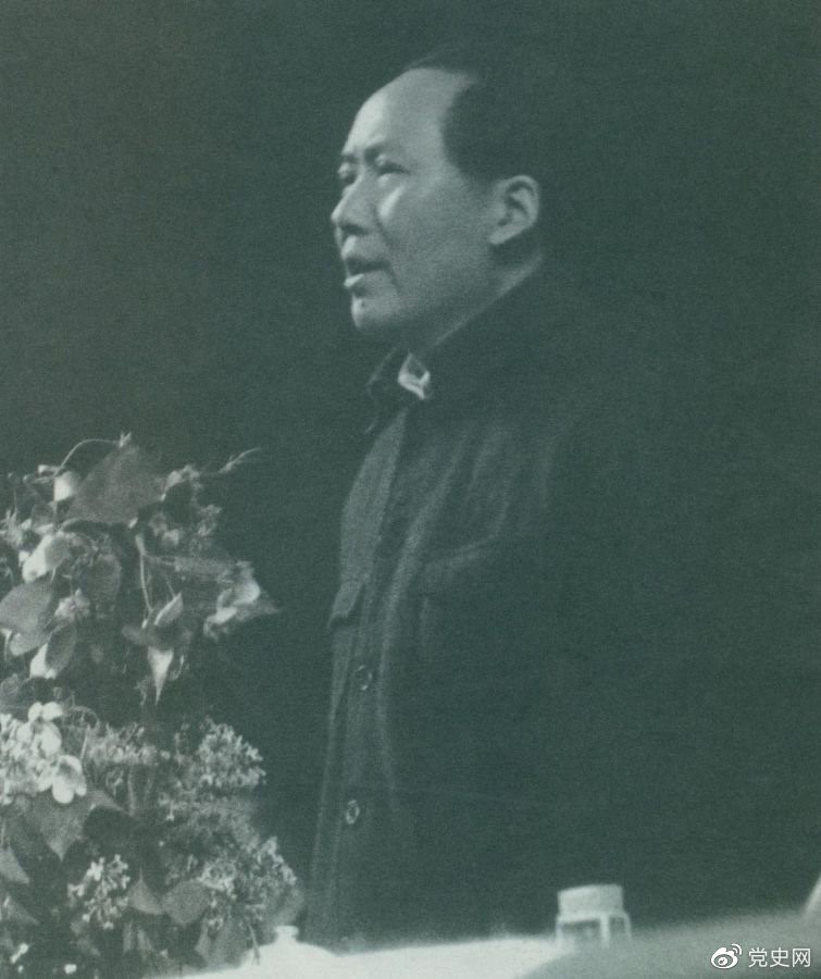 1945年6月11日，毛澤東在中國共產(chǎn)黨第七次全國代表大會上致閉幕詞。