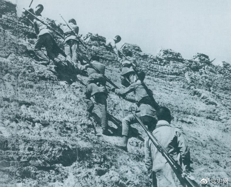 1945年6月25日，八路軍冀中部隊(duì)攻克河北獻(xiàn)縣。圖為部隊(duì)奮勇攀登城墻。