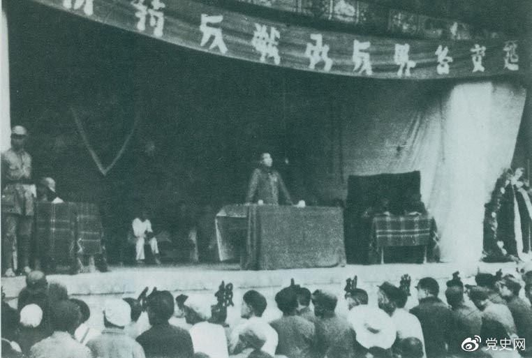 　　1946年7月26日，朱德在延安各界反對內(nèi)戰(zhàn)動員大會上發(fā)表講話，號召全國人民團(tuán)結(jié)起來，打退國民黨軍對解放區(qū)的進(jìn)攻。