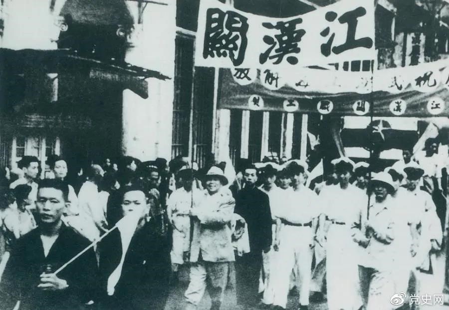 1949年5月17日，第四野戰(zhàn)軍解放武漢。圖為武漢人民歡慶解放。