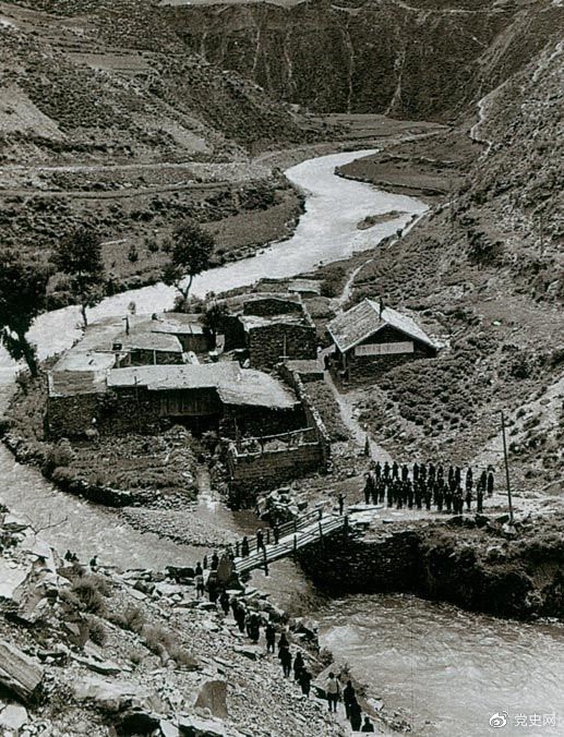 　　1935年6月12日，中央紅軍先頭部隊(duì)在夾金山北麓四川懋功達(dá)維鎮(zhèn)同紅四方面軍先頭部隊(duì)勝利會(huì)師。圖為當(dāng)年的會(huì)師橋。