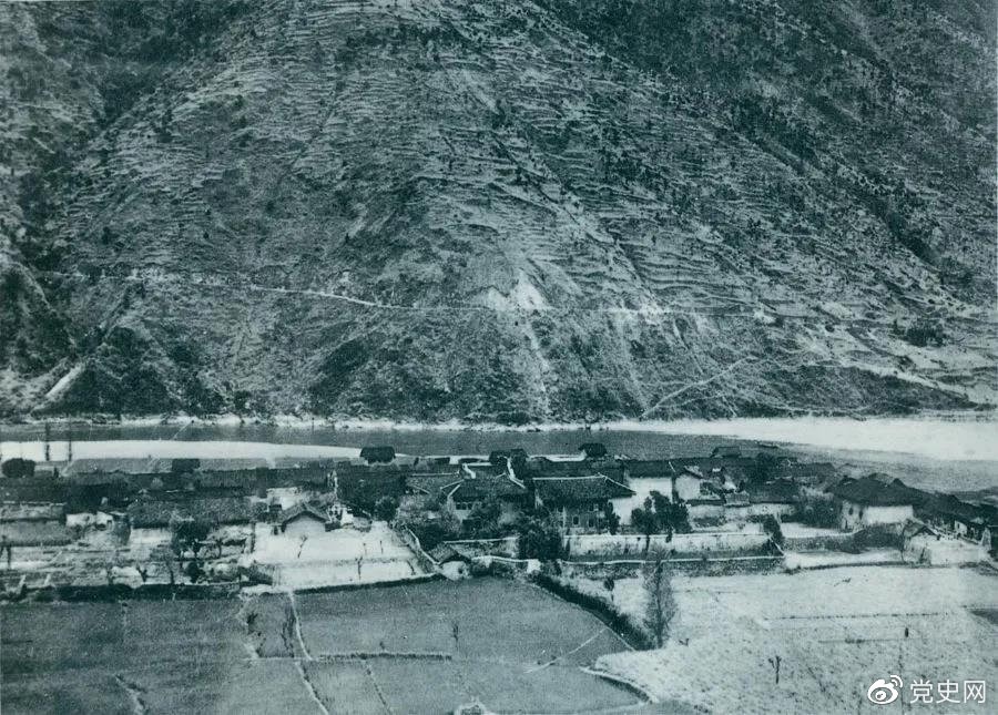 　　1935年5月25日，紅一方面軍到達(dá)大渡河南岸的安順場(chǎng)。紅軍17名勇士靠一葉孤舟強(qiáng)渡大渡河，為沿大渡河左岸北上的部隊(duì)打開了一條通道。圖為安順場(chǎng)一角。