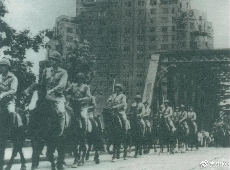 　　1949年5月，人民解放軍殲滅退守上海的敵軍15萬人，解放了這個中國最大的城市。圖為解放軍進駐上海。