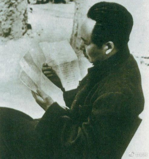 　　1946年6月，國民黨撕毀停戰(zhàn)協(xié)定和政協(xié)決議，挑起全面內(nèi)戰(zhàn)。這是毛澤東在延安審閱有關(guān)自衛(wèi)反擊的電報。