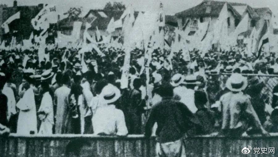 1925年5月30日，上海爆發(fā)了反帝愛國的五卅運動，掀起了全國范圍大革命高潮。