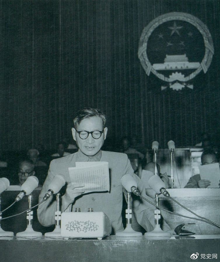 1955年7月，陳云在一屆全國人大二次會議上作堅持和改進(jìn)糧食統(tǒng)購統(tǒng)銷工作的報告。