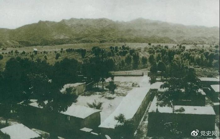 1948年5月，中共中央和人民解放軍總部由陜北遷到河北平山縣西柏坡。圖為中央領(lǐng)導(dǎo)人辦公處所俯瞰。