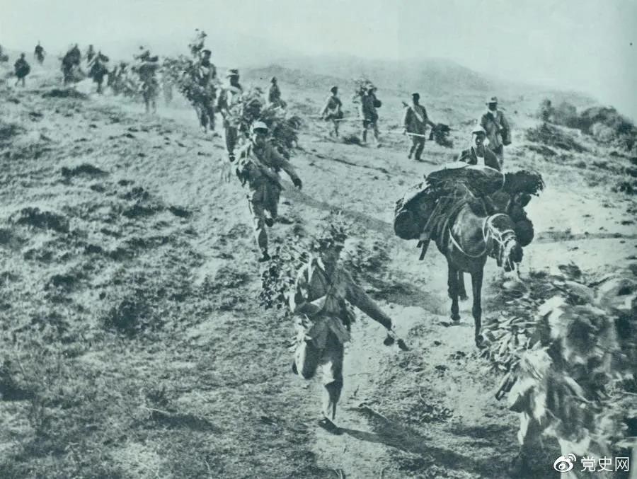 圖為1947年5月在孟良崮戰(zhàn)役中，華東野戰(zhàn)軍向孟良崮挺進(jìn)。