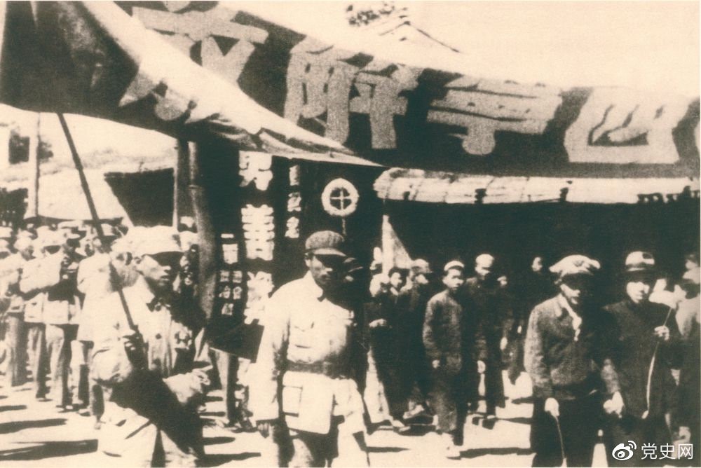 1949年9月，青海西寧解放。圖為人民解放軍列隊進入西寧城區(qū)。