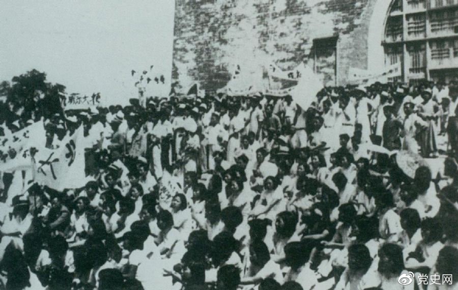 1936年6月13日，北平學(xué)生與市民在鼓樓前舉行聲勢浩大的抗日集會(huì)。