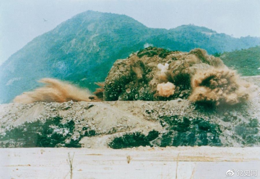 1979年7月20日，深圳蛇口工業(yè)區(qū)的建設者點燃開山炮時的場面。