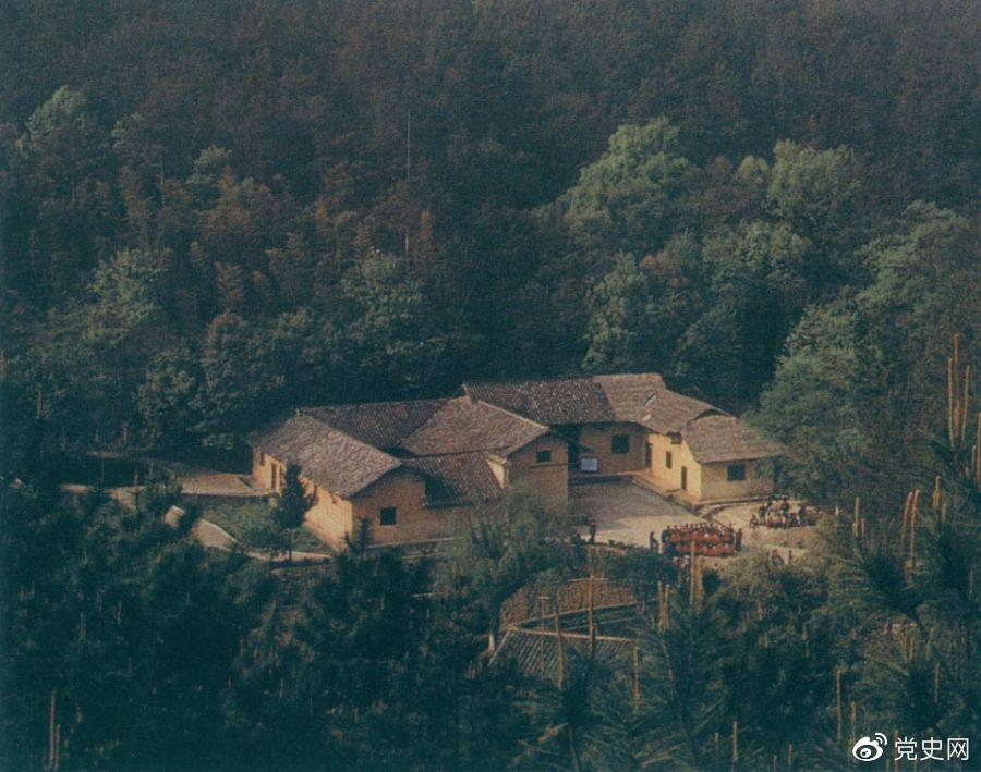 毛澤東故居——湖南省湘潭縣韶山?jīng)_上屋場(chǎng)。1893年12月26日，毛澤東在這里誕生。