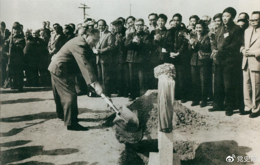1984年10月7日，鄧小平出席北京正負(fù)電子對(duì)撞機(jī)國(guó)家實(shí)驗(yàn)室奠基儀式，并為奠基石培土。