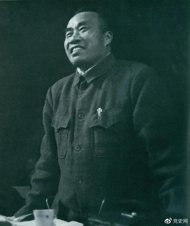 1945年4月25日，朱德在中國共產(chǎn)黨第七次全國代表大會上作題為《論解放區(qū)戰(zhàn)場》的軍事報(bào)告。