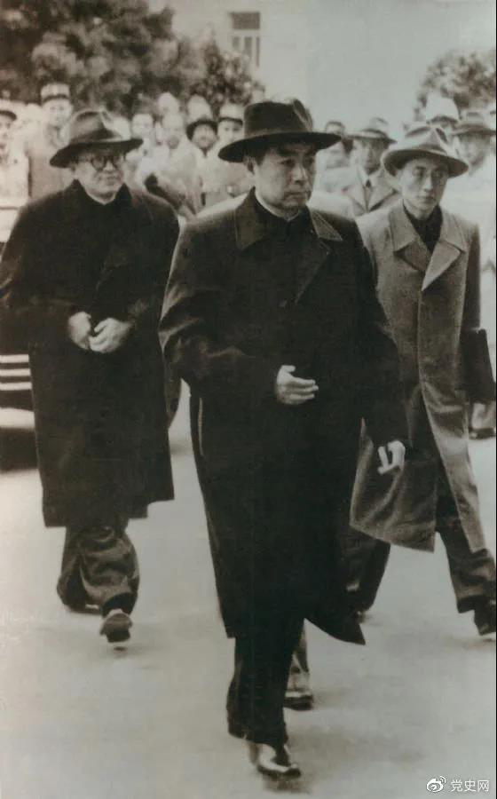 1954年4月26日，日內(nèi)瓦會(huì)議開(kāi)幕。圖為周恩來(lái)率中國(guó)代表團(tuán)進(jìn)入會(huì)場(chǎng)。