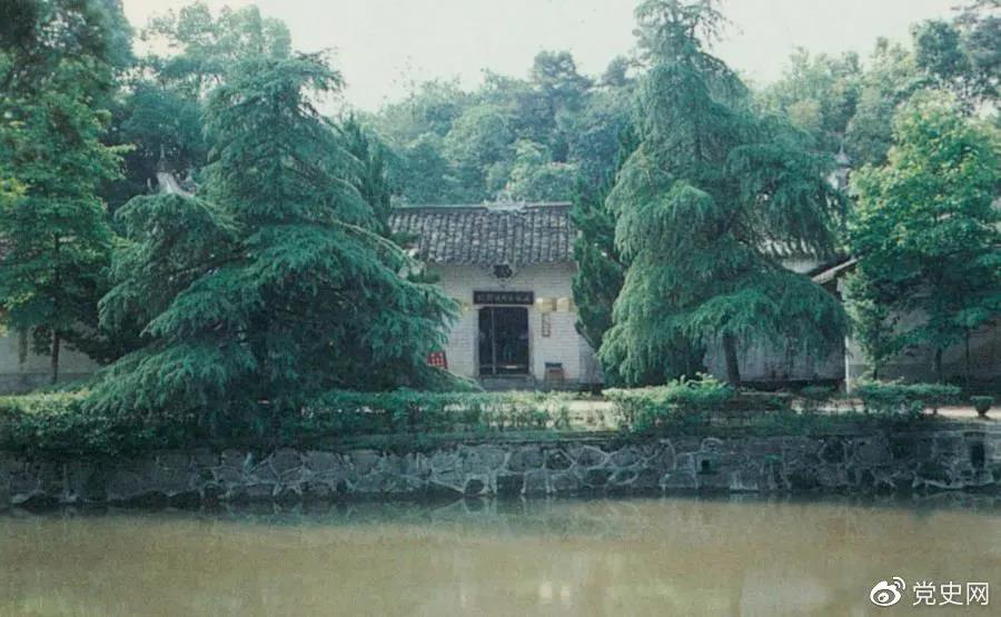 圖為任弼時(shí)故居。1904年4月30日，任弼時(shí)出生在湖南省湘陰縣熟塘鄉(xiāng)唐家橋（今屬汨羅市）。