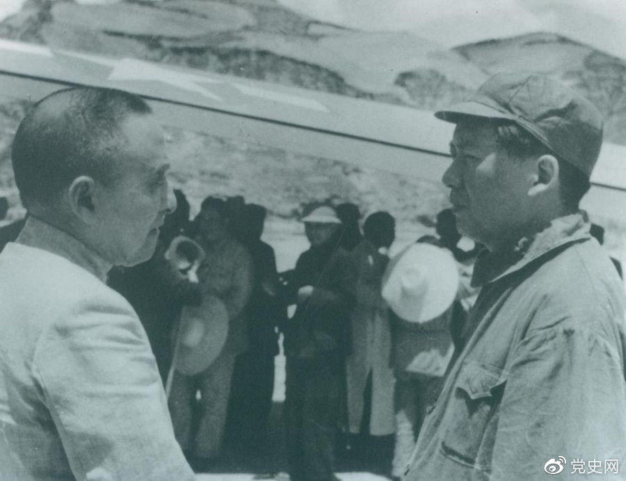 1945年7月1日，毛澤東歡迎黃炎培等民主人士來延安參觀。