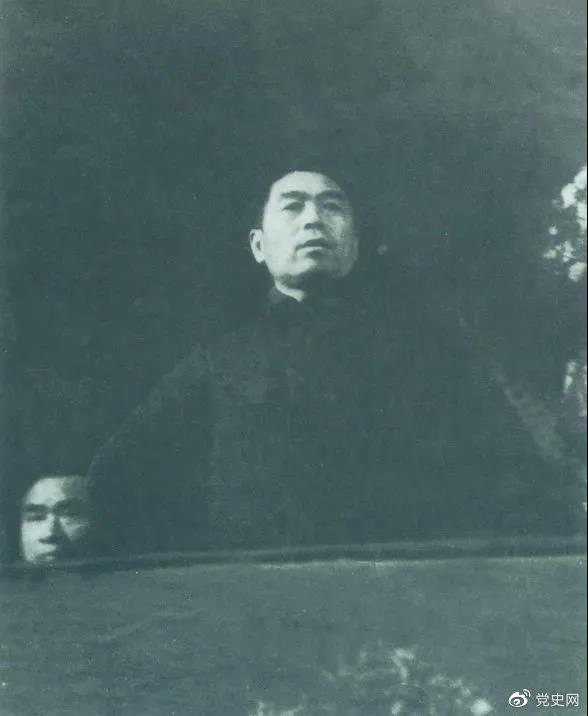 圖為周恩來(lái)在中國(guó)共產(chǎn)黨第七次全國(guó)代表大會(huì)上發(fā)言。