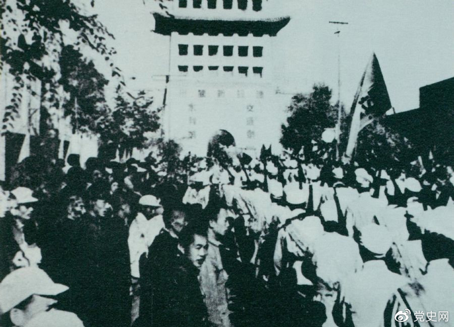 1949年8月，蘭州解放。圖為第一野戰(zhàn)軍開進(jìn)蘭州市區(qū)。