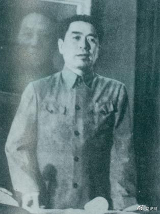 1949年7月6日，周恩來出席中華全國文學(xué)藝術(shù)工作者代表大會。圖為周恩來在會上作政治報告。
