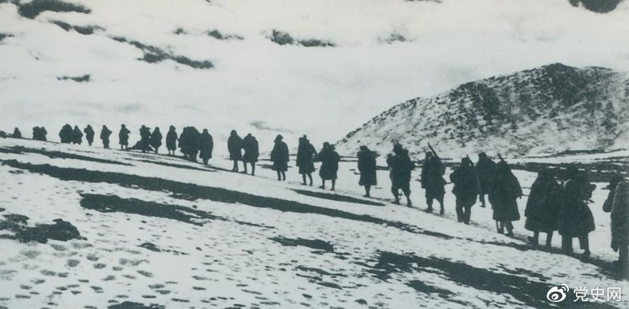 1950年3月，人民解放軍開始向西藏進(jìn)軍，10月6日至24日進(jìn)行了昌都戰(zhàn)役，攻占昌都，打開了進(jìn)軍西藏的大門，為和平解放西藏奠定了基礎(chǔ)。圖為迂回昌都南路的人民解放軍行進(jìn)在海拔5000米的怒山山脈雪嶺上。