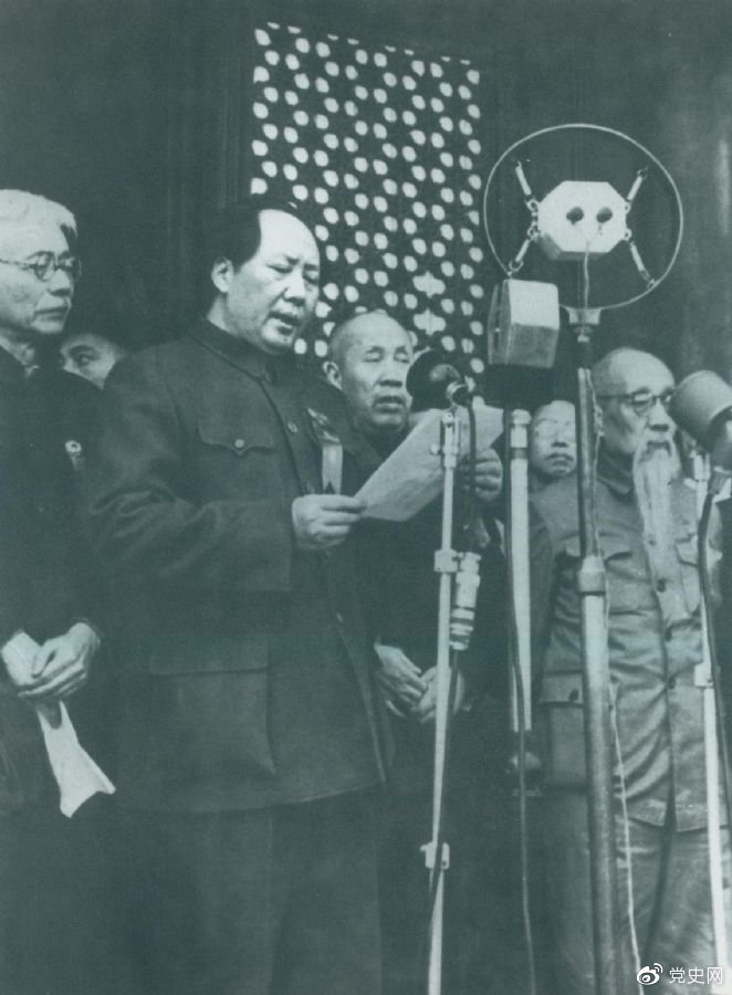 　　開國(guó)大典。1949年10月1日，毛澤東在天安門城樓上莊嚴(yán)宣告：中華人民共和國(guó)成立了！