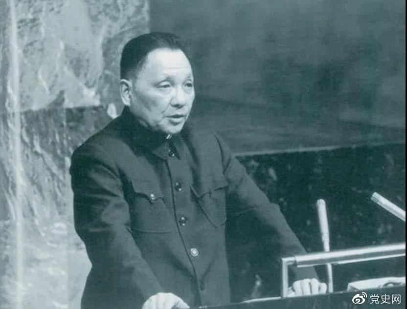 1974年4月10日，鄧小平在聯(lián)合國(guó)大會(huì)第六屆特別會(huì)議上發(fā)言。