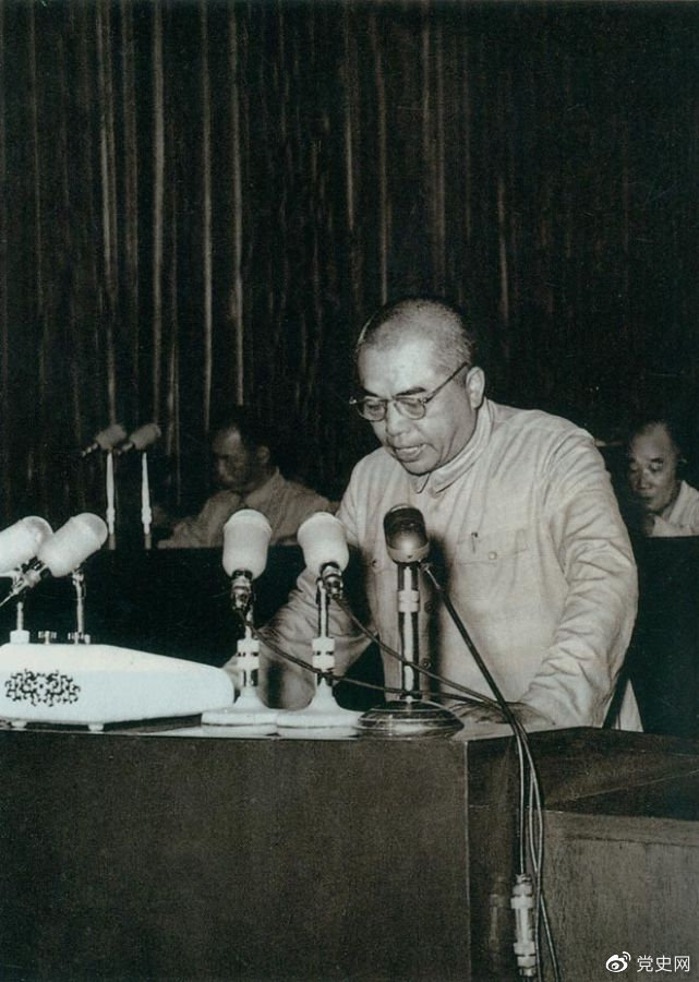1955年7月30日，一屆全國人大二次會議通過《中華人民共和國兵役法》。圖為國防部部長彭德懷在會上作報告。