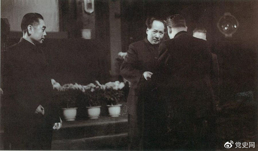 1949年10月2日，蘇聯政府首先承認中華人民共和國。10月3日，中蘇正式建交。圖為蘇聯第一任駐中國大使向毛澤東主席呈遞國書。