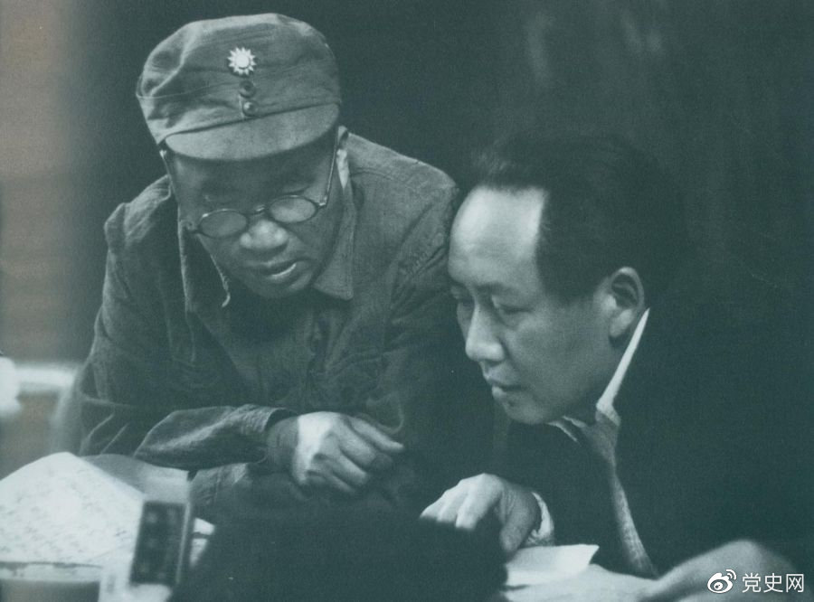 1945年4月，毛澤東和朱德在中國(guó)共產(chǎn)黨第七次全國(guó)代表大會(huì)上。