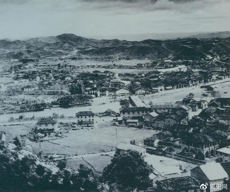 1928年4月，朱德率領南昌起義余部到達井岡山，與毛澤東領導的部隊勝利會師。圖為會師地點礱市全景。