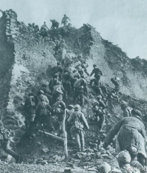 1948年12月，人民解放軍向新保安守?cái)嘲l(fā)起攻擊。這是解放軍戰(zhàn)士登上新保安城頭。 