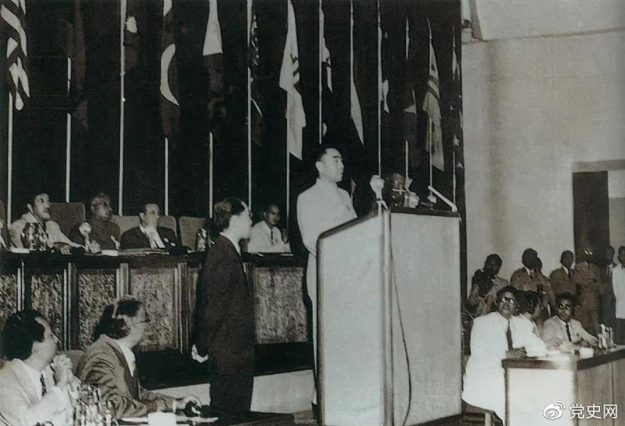 1955年4月18日，亞非會議在萬隆開幕。圖為19日周恩來在會議上發(fā)言。