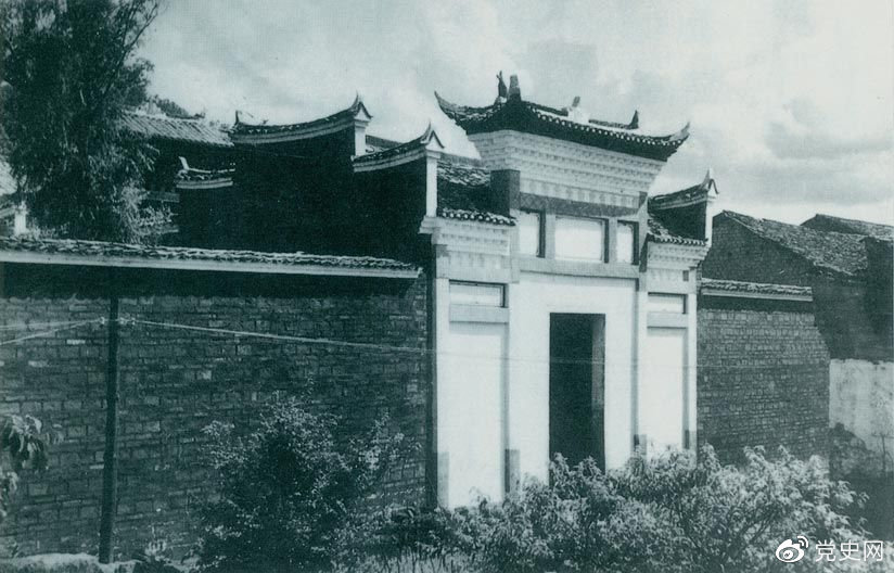 1927年10月3日，毛澤東率領(lǐng)湘贛邊界秋收起義部隊(duì)到達(dá)江西寧岡縣古城，主持召開前委擴(kuò)大會(huì)議，討論在井岡山建立革命根據(jù)地的問題。圖為會(huì)議舊址。