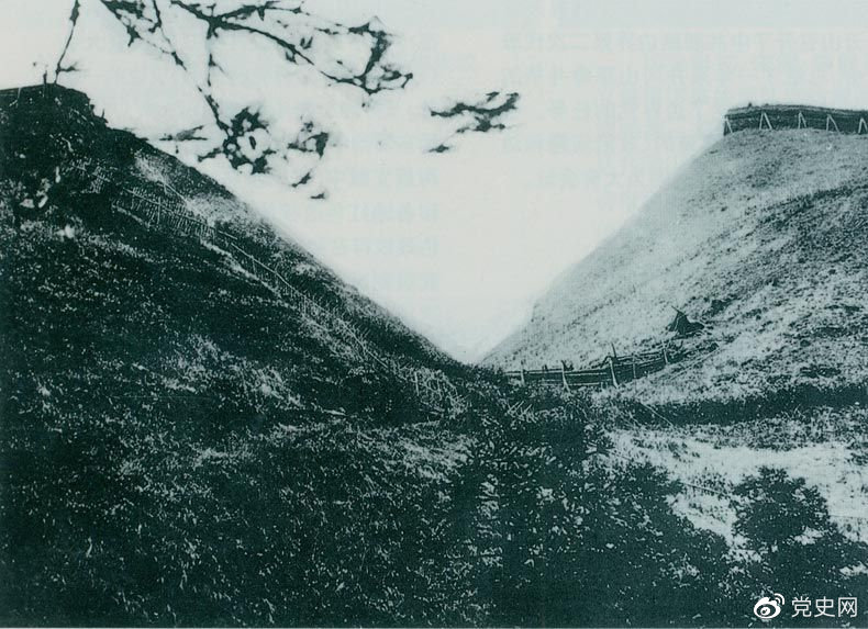 井岡山黃洋界哨口。1928年8月30日，紅軍以不足一個(gè)營的兵力，在這里擊退湘贛敵軍的進(jìn)攻，取得黃洋界保衛(wèi)戰(zhàn)的勝利。至11月，紅軍又打破了兩省敵軍對井岡山根據(jù)地的第二次“會(huì)剿”。