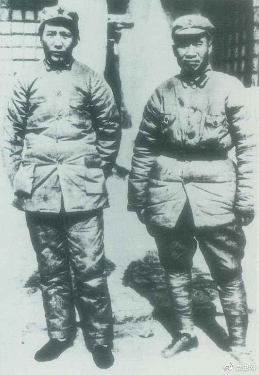 　　1937年7月7日，盧溝橋事變爆發(fā)。8日，中共中央通電全國(guó)，號(hào)召結(jié)成民族統(tǒng)一戰(zhàn)線抵抗日本侵略者。圖為1936年冬毛澤東和朱德在陜北。