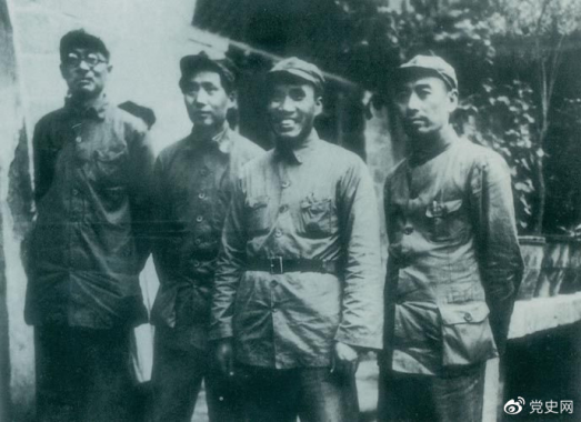 1937年8月22日至25日，中共中央在洛川馮家村舉行政治局?jǐn)U大會議（即洛川會議）。圖為毛澤東和朱德、周恩來、林伯渠的合影。