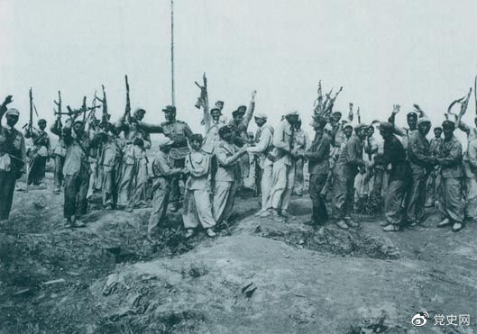 1953年7月28日，朝鮮人民軍來到志愿軍陣地上，互相祝賀、共同歡呼抗美斗爭的偉大勝利。