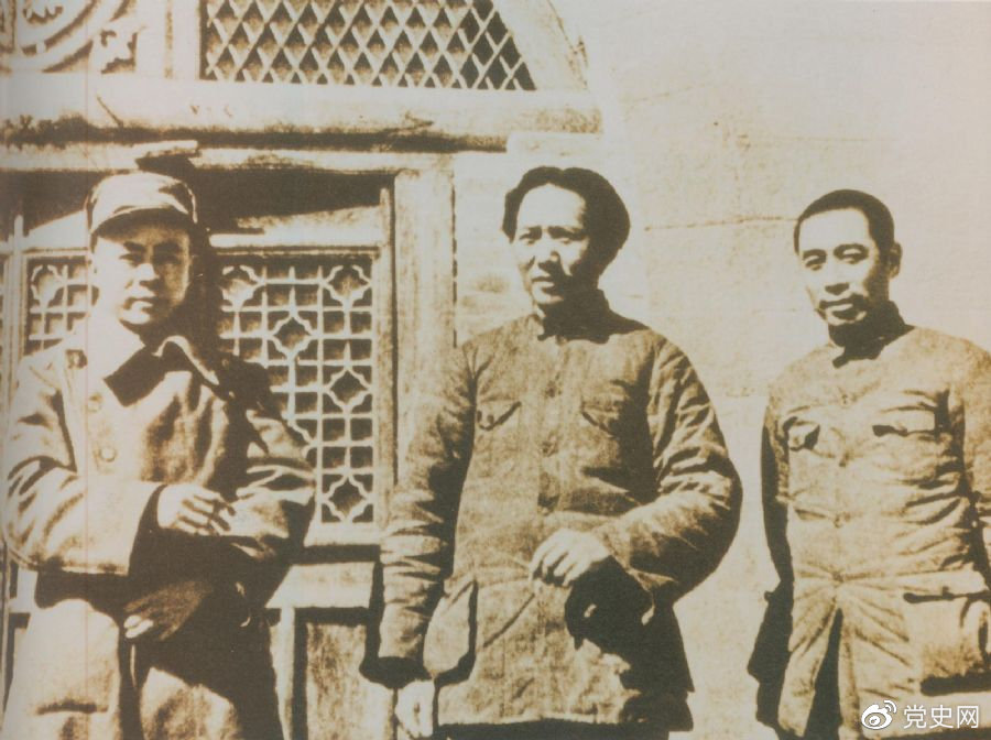 洛川會議上組成了新的中共中央革命軍事委員會，毛澤東為書記（亦稱主席）。這是毛澤東、周恩來和任弼時的合影。
