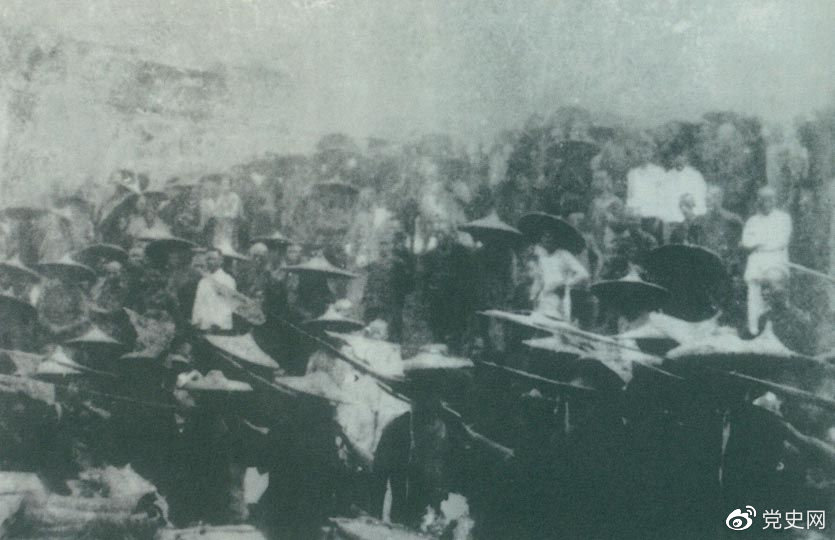 　　1926年7月9日，國民革命軍開始北伐。兩天后，北伐軍的先頭部隊葉挺獨立團(tuán)攻占了長沙。然后向武漢進(jìn)攻。一路上，迅猛發(fā)展的農(nóng)民運動有力地配合了北伐戰(zhàn)爭。在湖南、江西、湖北，農(nóng)民運動越來越引人注目。這是支援北伐戰(zhàn)爭的農(nóng)民自衛(wèi)軍。