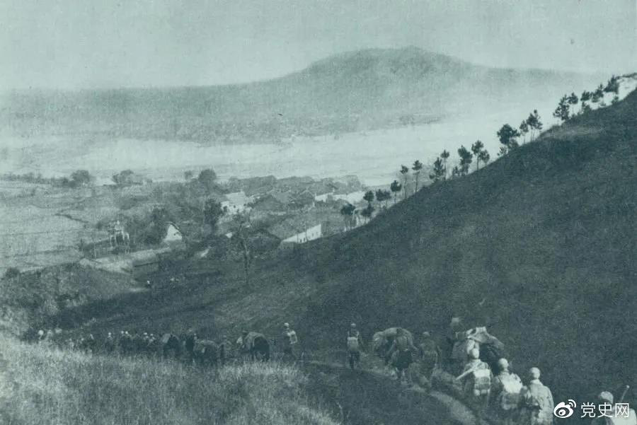 1945年4月6日，太行部隊等向白晉、同蒲沿線上的日軍展開攻擊。這是八路軍向祁縣開進。